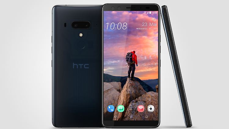 Das blaue HTC U12+ hat eine Rückseite, die das Innenleben durchschimmern lässt.