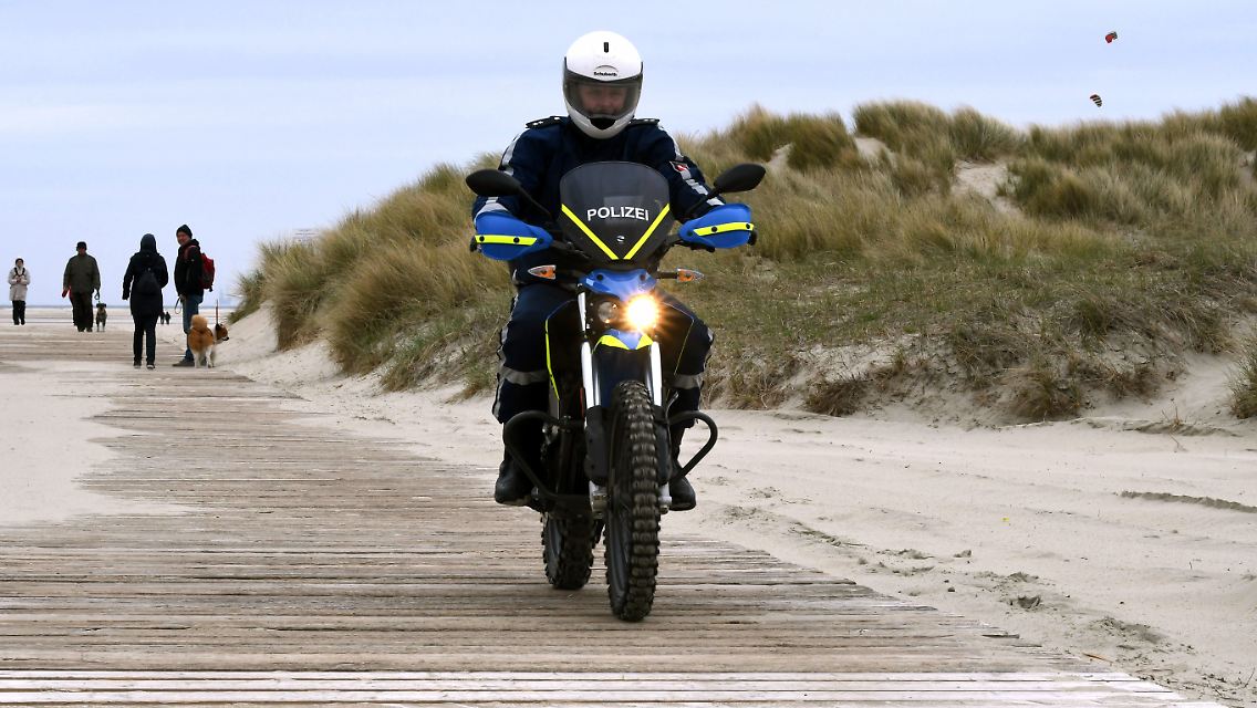 ... das BMW-E-Krad "Zero FX" leise und umweltschonend Streife in geschützten Gebieten.
