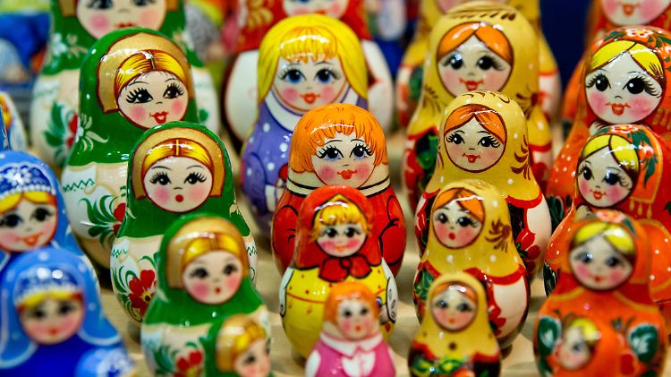 Keine WM-Puppen, sondern "normale": Matrjoschkas bei einer Spielwarenmesse in Nürnberg im Jahr 2013.