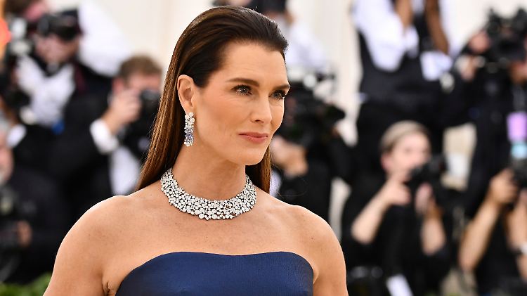 Brooke Shields ist mit 52 Jahren Bikini-Model.