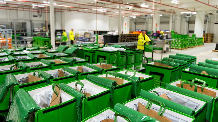 Transporttaschen im Depot des Lebensmittellieferdienstes Amazon Fresh in Berlin.