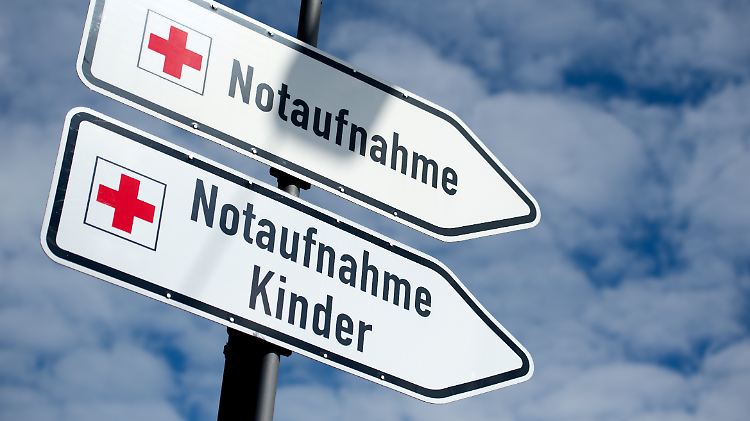 Wenige Stunden, nachdem die Eltern das Neugeborene mit nach Hause genommen hatten, war es mit lebensgefährlichen Verletzungen wieder in die Klinik gekommen.