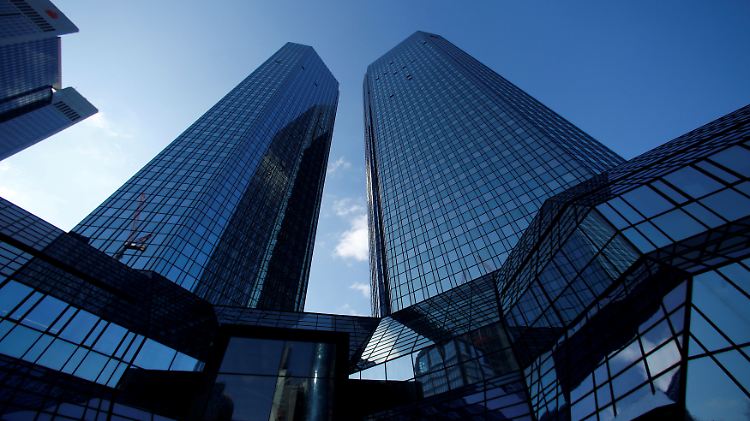 In der Frankfurter Zentrale wird an den Streichplänen gefeilt. 