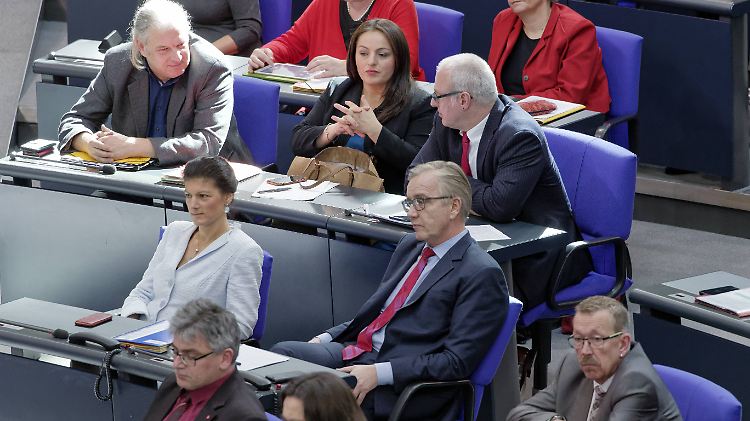 Sevim Dagdelen (hinten in der Mitte) ist Fraktionsvize der Linken.