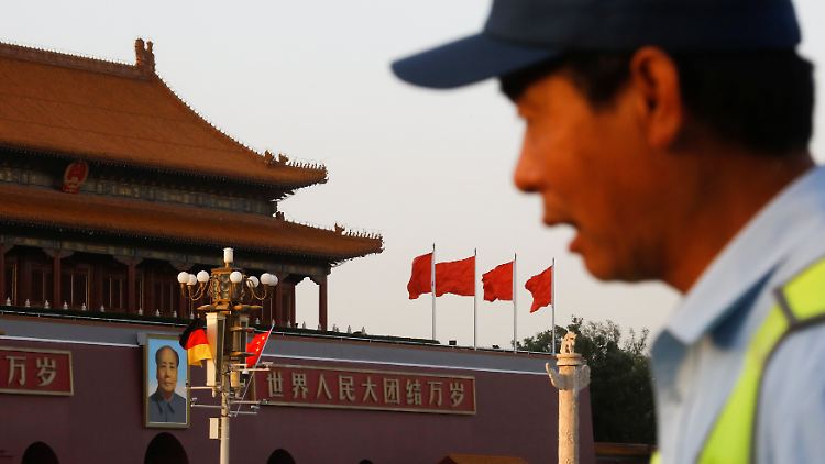 Schon vor Merkels Ankunft in China hängen am Tiananmen-Platz in Peking deutsche und chinesische Flaggen.