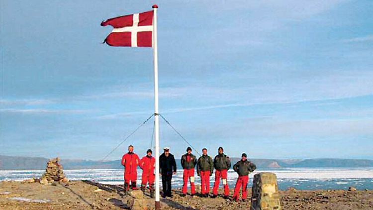 Als dieses undatierte Bild auf der Hans-Insel entstand, hatten dänische Soldaten gerade die kanadische Flagge entfernt, die dänische gehisst und eine Flasche Schnaps deponiert.