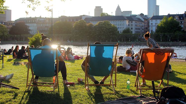 Im Liegestuhl und mit einem kühlen Drink lässt sich der Frühsommer am besten genießen.