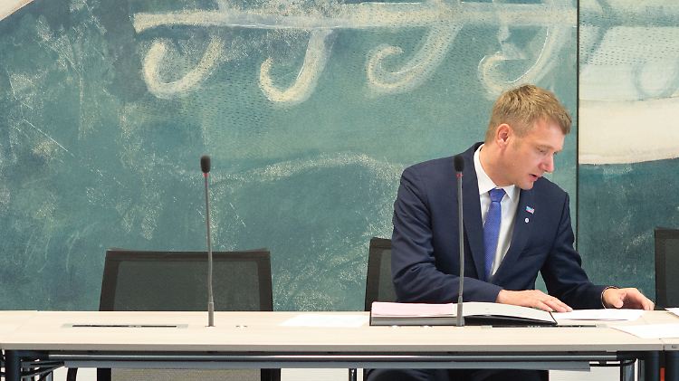 Andre Poggenburg, Vorsitzender der Enquete-Kommission "Linksextremismus in Sachsen-Anhalt", wartet auf den Beginn der Sitzung.