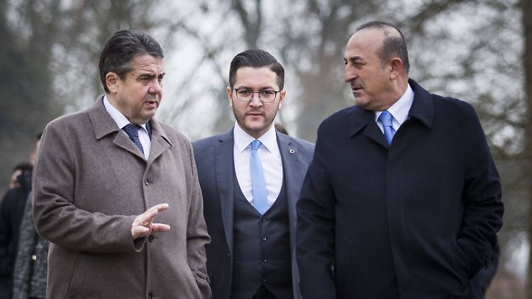 Mustafa Erkan (Mitte) mit Sigmar Gabriel und dem türkischen Außenminister Mevlüt Cavosoglu.