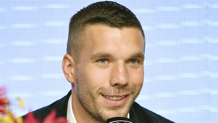 Lukas Podolski spielt in der neuen Saison bei Kobe mit Ex-Barca-Star Andres Iniesta zusammen.