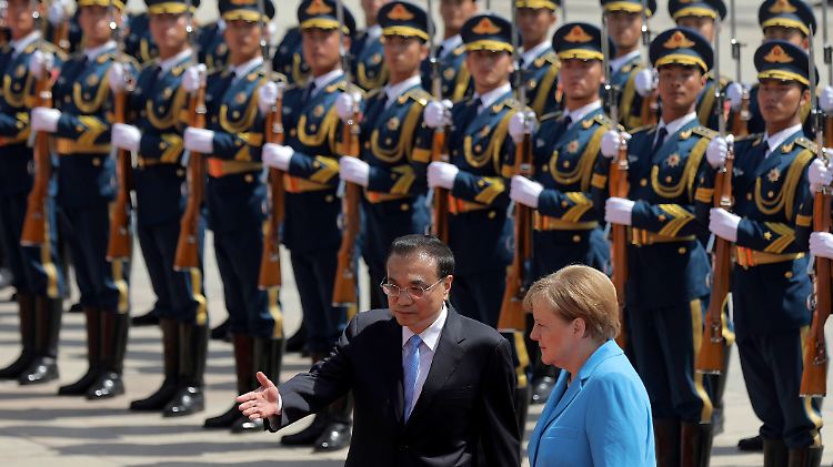 Li und Merkel bekennen sich in Peking zum Freihandel - nur wie der genau aussehen soll, darüber gibt es in China mitunter andere Ansichten als in Deutschland.