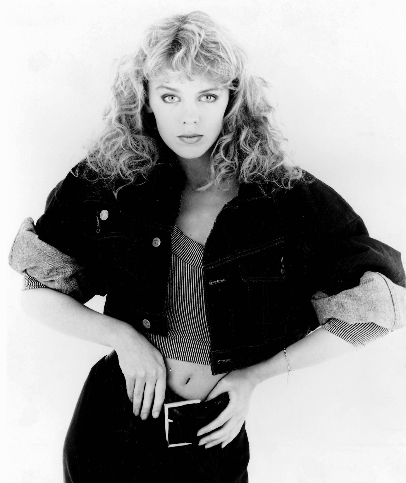 Sie war 17, sie trug eine braun getönte Dauerwelle mit gelbem Stirnband und es war wirklich nur eine Nebenrolle. Aber im Rückblick, sagt Kylie Minogue, seien die Dreharbeiten für die australische Fernsehserie "The Henderson Kids" wohl "die beste Zeit meines Lebens" gewesen. Das war 1985. 