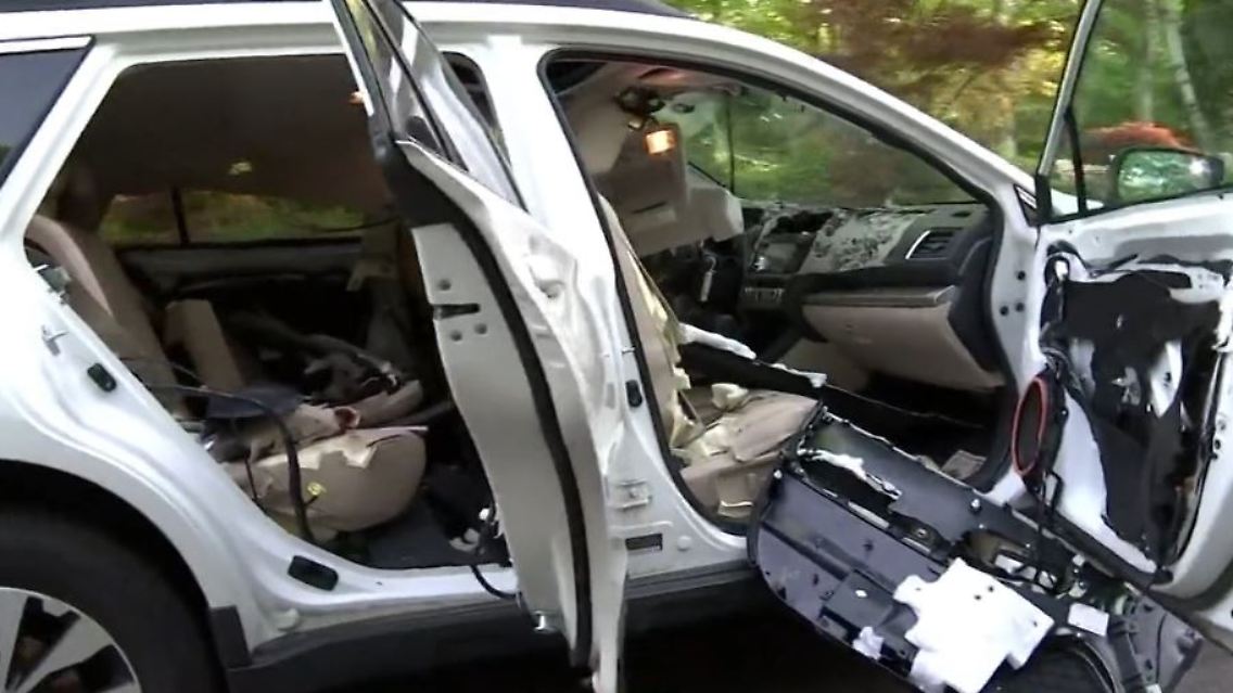 auto verwüstet.JPG