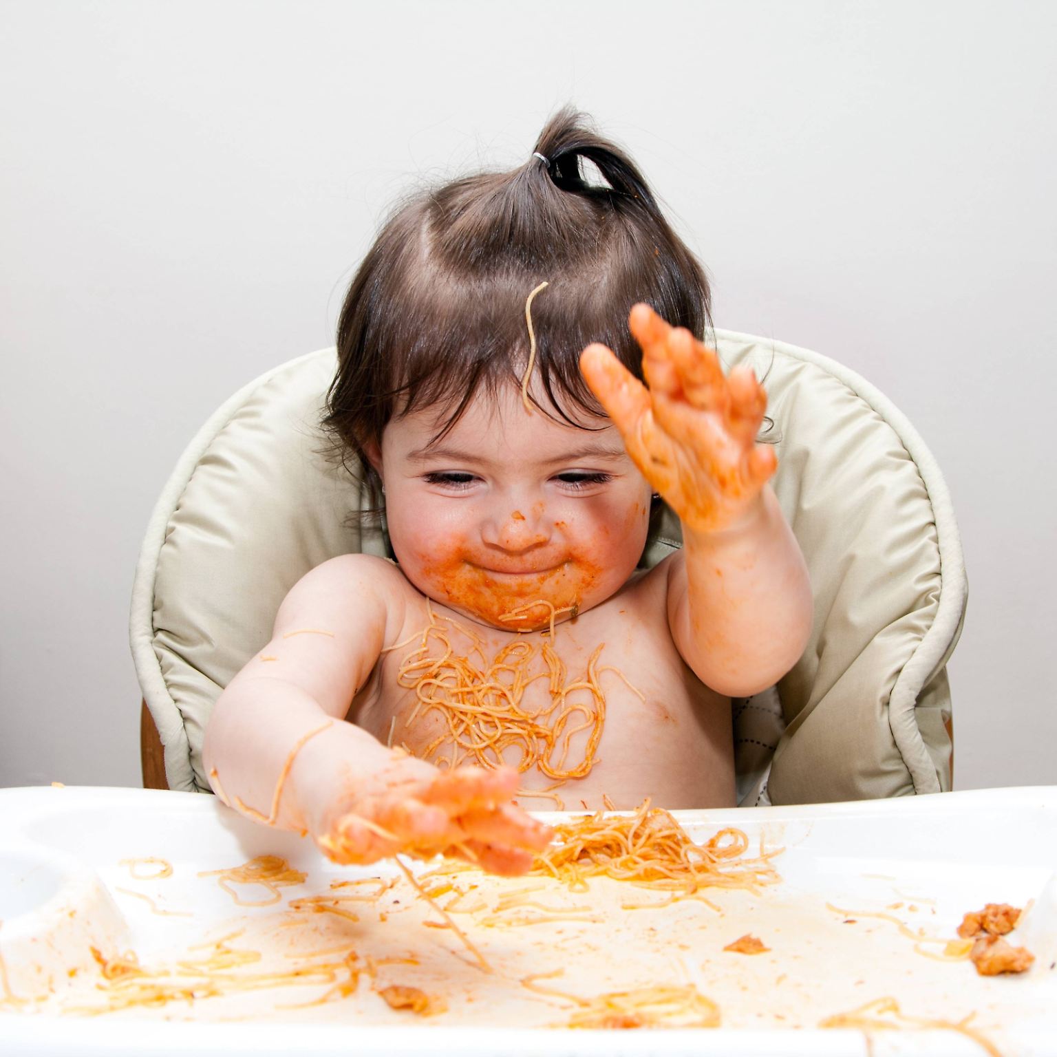 Ein ehernes Gesetz der Kindererziehung lautet: "Mit dem Essen spielt man nicht!" Auch wenn die Tomatensoße noch so schön zwischen den Fingern klebt, ... 