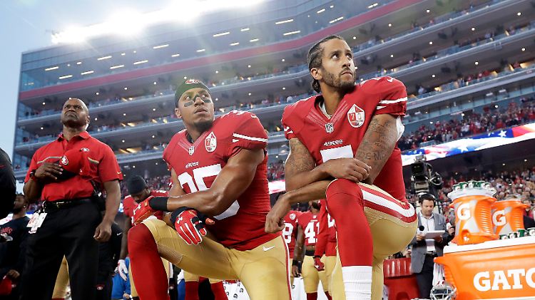 Die NFL will diese Protest-Geste künftig unter Strafe stellen.