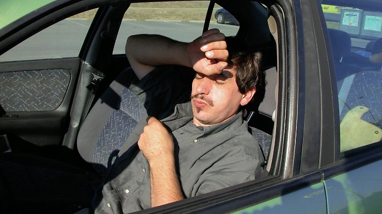 Autofahrer, die eine kurze Pause einlegen wollen, sollten bei hohen Temperaturen nicht im Wagen bleiben.