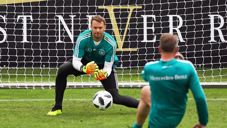 Alle blicken beim DFB-Training in Südtirol auf Manuel Neuer.