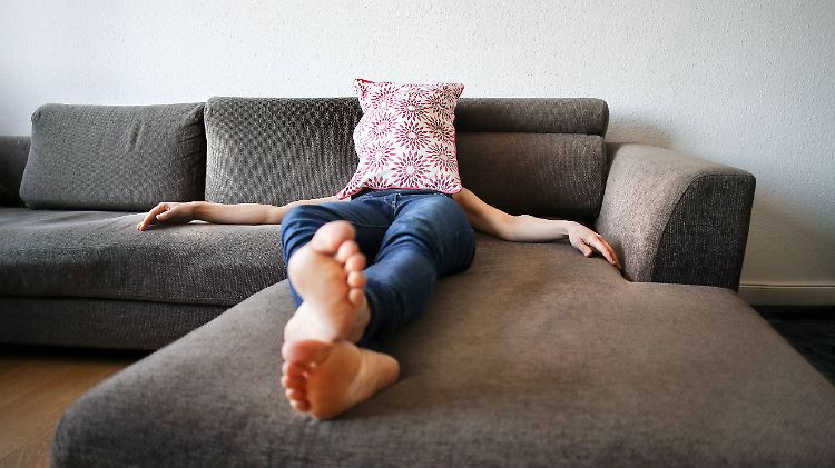 Wer am Wochenende Schlaf nachholen will, sollte das besser im Bett tun.