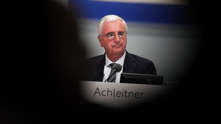 Auf der Hauptversammlung schiebt Chefaufseher Paul Achleitner den Abstieg der Deutschen Bank anderen in die Schuhe.