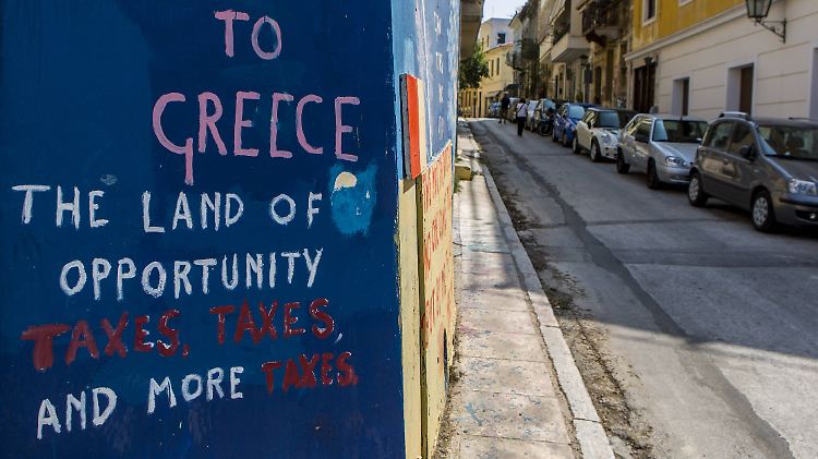 Auf einer Mauer in Athen beschweren sich Griechen zu Hochzeiten der Finanzkrise über massive Steuererhöhungen, die von der Eurogruppe im Gegenzug für die Milliardenhilfen eingefordert wurden.