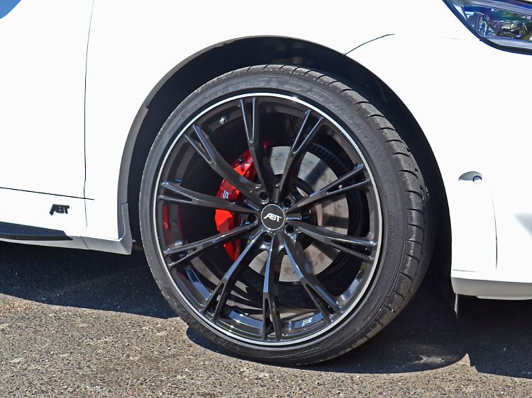 Die "Abt Sport GR22 glossy black"-Felgen sind zwar kein Schnäppchen, sehen aber unglaublich gut am SQ5 aus.