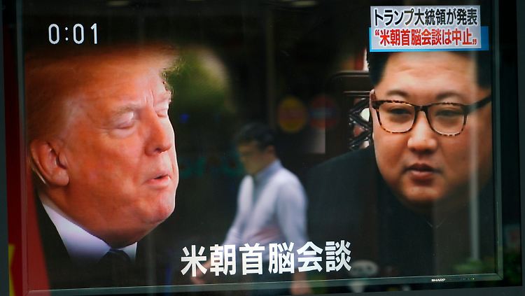 Ein Fernsehbildschirm in Tokyo zeigt Kim Jong Un und Donald Trump.