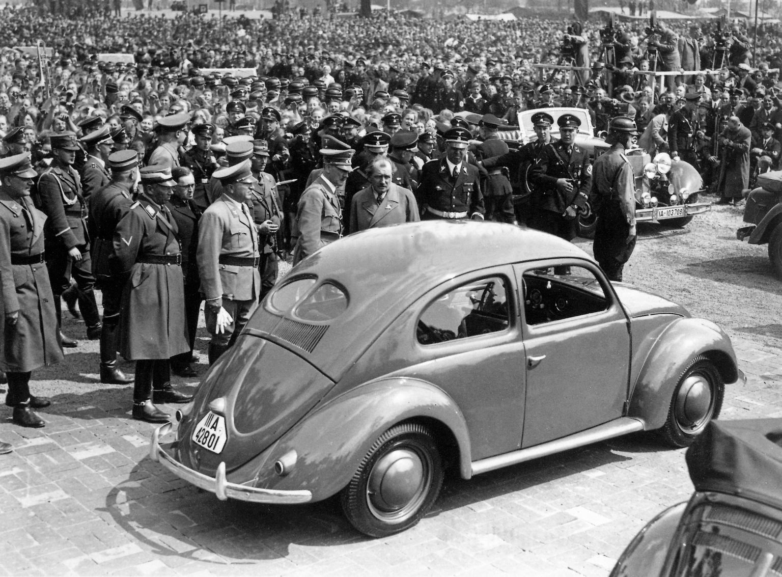 Der erste Volkswagen sollte das Auto massentauglich machen. Das schaffte der spätere "Käfer" nie. Aber aus Volkswagen wurde - trotz allen Krisen - in 80 Jahren die Nummer eins der Autobauer.
