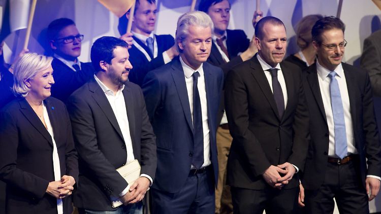 Bis auf Geert Wilders (m.) saßen Marine Le Pen, Matteo Salvini, Harald Vilimsky und Marcus Pretzell (v.l.) 2016 im EU-Parlament und gönnten sich das ein oder andere Gläschen Champus.