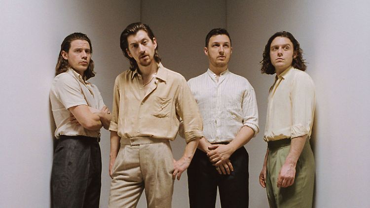 Wie sehen die denn jetzt aus? Die Arctic Monkeys sind von Teenagern zu Dandys gereift.