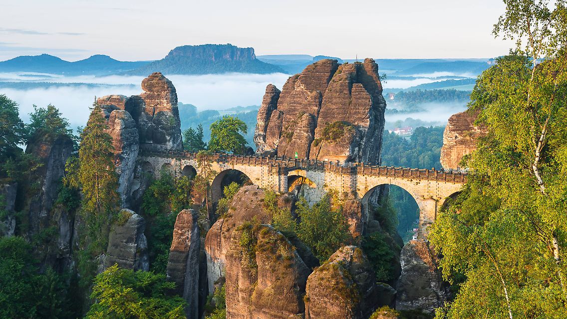 ... die Basteibrücke, die auch direkt aus dem "Herr der Ringe" stammen könnte.