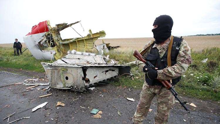 Ein Separatistenkämpfer an der Absturzstelle von MH17.
