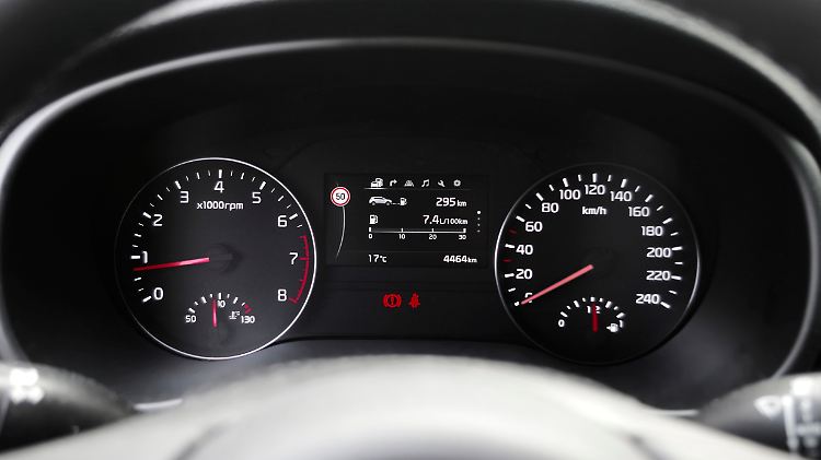 Soviel hat sich im Vergleich gar nicht verändert. Der Tacho des neuen Kia Sportage ist immer noch analog.