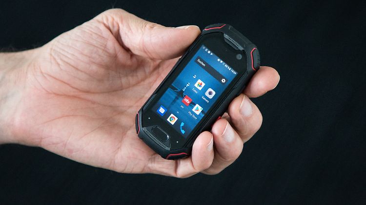 Grundsätzlich kann man auch sehr kleine Smartphones mit allem Drum und Dran bauen, wie man am Unihertz Atom sehen kann. Extras wie Doppel-Kameras oder ein schlankes Design darf man dann aber nicht erwarten.