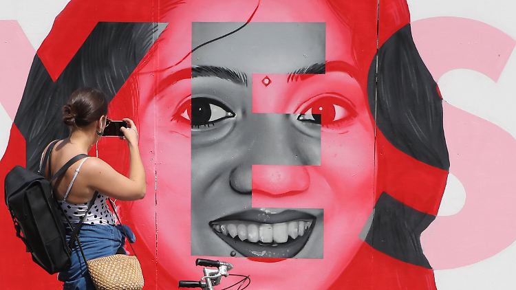 Ein Plakat des "Yes"-Lagers mit dem Bild der 31-jährigen Savita Halappanavar, der trotz Komplikationen eine Abtreibung verweigert wurde und die an den Folgen ihrer Schwangerschaft starb.