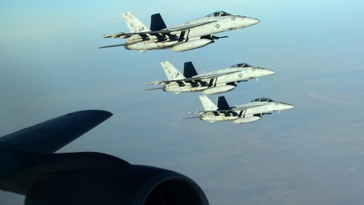 US-Militärflugzeuge überfliegen die Stadt Manbidsch im September 2014.