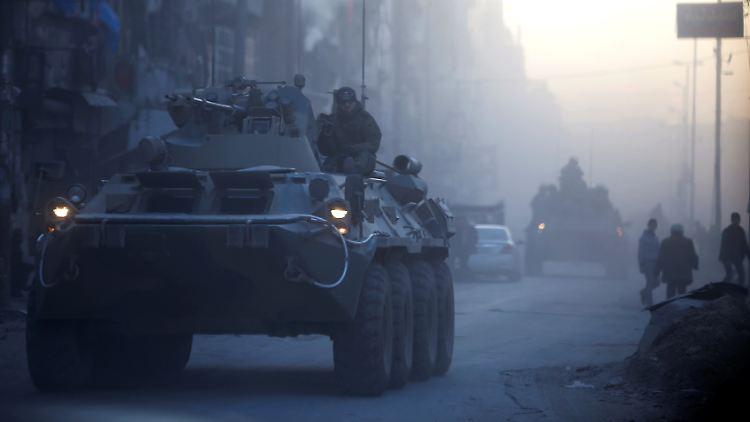 Russische Soldaten auf Patrouille in Aleppo. Dass Putins Solidarität mit Assad Grenzen hat, zeigte sich in den vergangenen Wochen.