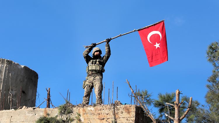 Ein türkischer Soldat gibt in Afrin zu erkennen, wer das Sagen hat. Ein Gebiet in der Größenordnung von Zypern steht inzwischen unter mehr oder weniger direktem Einfluss Ankaras.