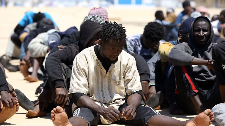 Diese Migranten wurden von der libyschen Küstenwache aufgegriffen und werden in ein Land gebracht, wo sie oft Folter und der Tod erwartet. 