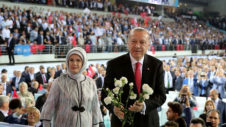 Erdogan hatte oft vehement gegen Zinserhöhungen zur Stabilisierung der Lira gewettert, nun hofft er auf die Euro und Dollar "unter den Kopfkissen" seiner Landsleute.
