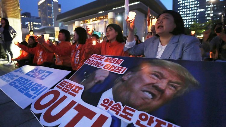 Demonstranten in Seul fordern von US-Präsident Trump, die Spannungen mit Nordkorea zu entschärfen und den Machthaber Kim Jong Un zu treffen.