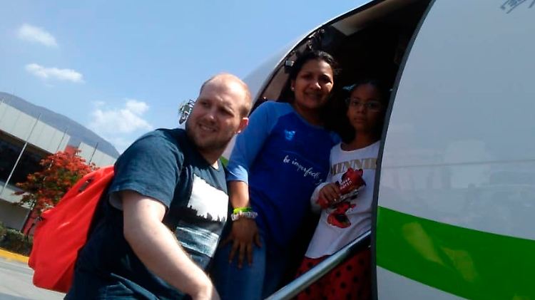Holt steigt mit seiner Frau und deren Tochter in Caracas in ein Flugzeug mit dem Ziel USA.