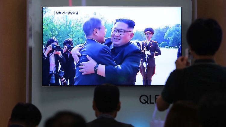 Moon und Kim scheuten auch bei ihrem zweiten Treffen keine körperliche Nähe.