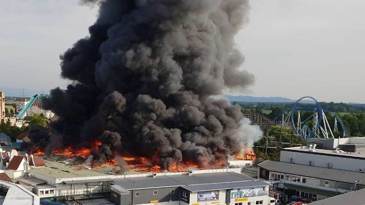 Das Feuer war in einer Lagerhalle ausgebrochen. 