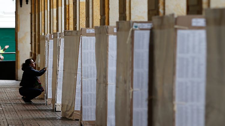 In Umfragen lag zuletzt der rechtsgerichtete Politiker Duque vorn.