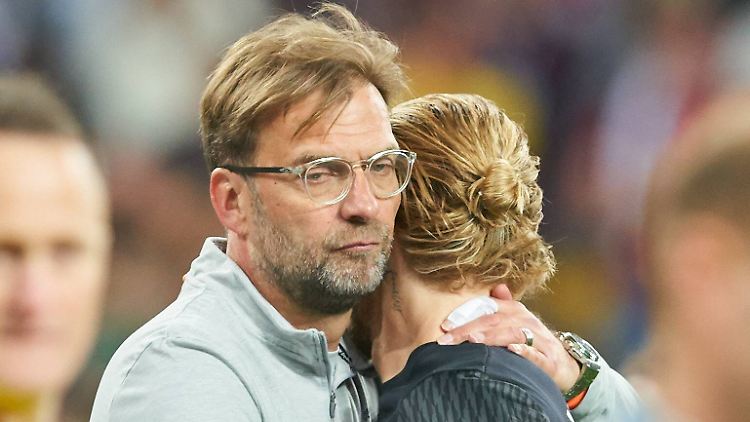 Nach dem Finale: Jürgen Klopp tröstet seinen Torhüter Loris Karius.