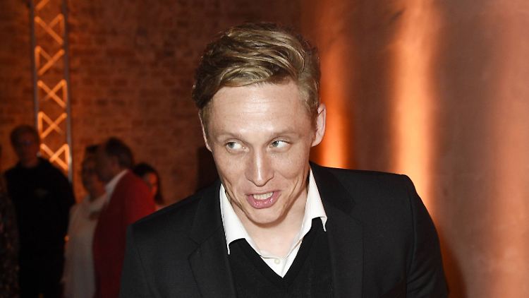 Schweighöfer bei der After-Show Party zur Premiere der zweiten Staffel von "You Are Wanted".