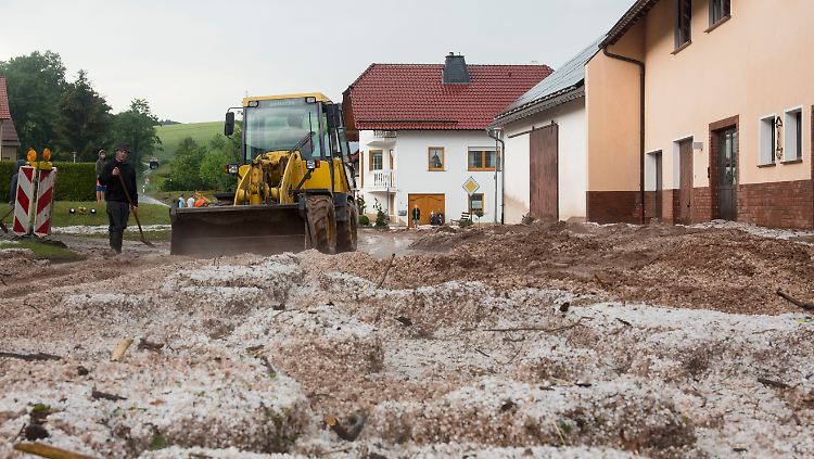 Im hessischen Hetzerode werden die Straßen nach Starkregen und Hagelschlag freigeräumt.