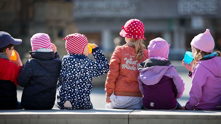Eltern mit weniger als 60 Prozent des durchschnittlichen Einkommens geben monatlich fast 10 Prozent ihres gesamten Haushaltsnettoeinkommens für die Kita aus.