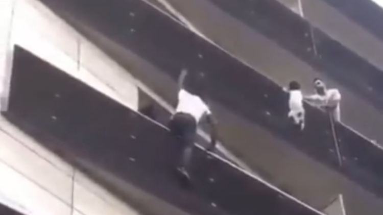 Vier Stockwerke in 30 Sekunden - "Spiderman" Mamoudou Gassama eilt zur Rettung.