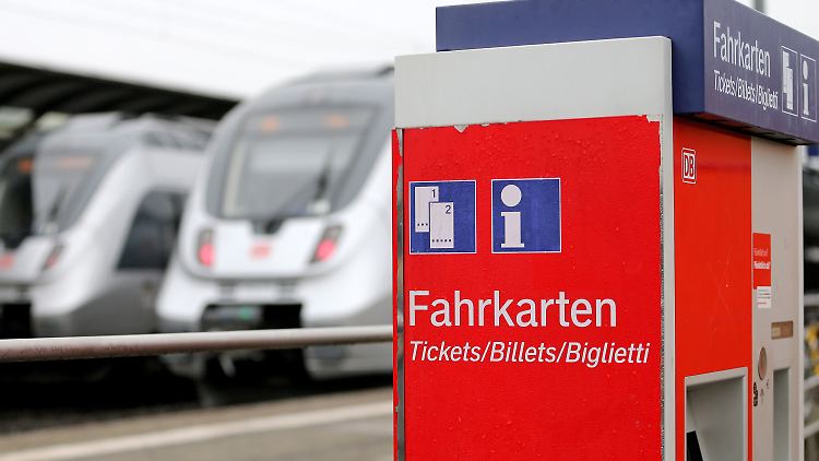 Immer weniger Bahnfahrer kaufen ihr Fernverkehrsticket am Automaten - doch die Bahn will die Geräte weiter anbieten.